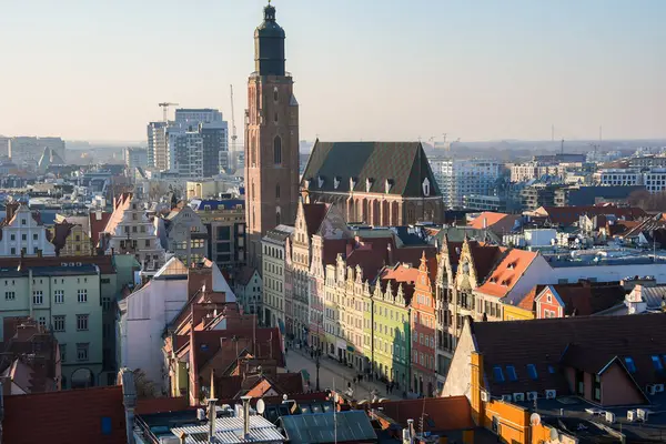 Wroclaw, Polonya 'nın panoramik manzarası, St. Elizabeth Kilisesi, renkli tarihi cepheler ve temiz bir gökyüzü altında modern yapılar.