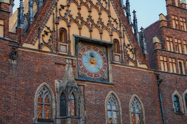 Polonya 'nın Wroclaw kentindeki Old Town Hall' da zengin bir astronomik saat, sivri kemerler ve süslü trakeriyle Gotik mimari yer almaktadır..