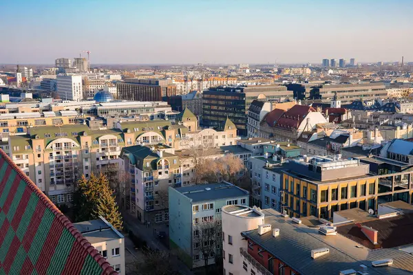 Wroclaw, Polonya 'nın gündüz manzarası, renkli cepheleri, yeşil çatıları, kiremitli çatıları ve tarihi ve modern kentsel yapıların karışımını gösteriyor.