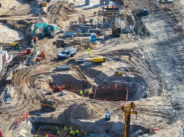 Riga, Letonya 'da aktif inşaat alanı, işçileri, makineleri, inşaat demirlerini, iskeleleri ve yol ve köprü inşaatı için organize bölgeleri gösteriyor..