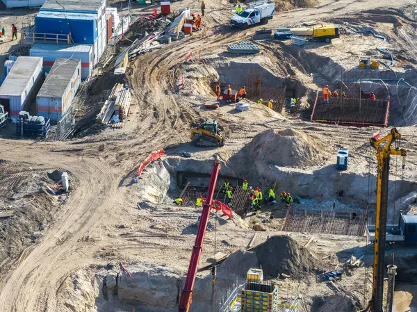 Riga, Letonya 'da, işçiler, kazıcılar, vinçler ve yol, köprü ve üçüncü aşamasında bir kavşak inşa eden kamyonlarla aktif bir inşaat sahası.