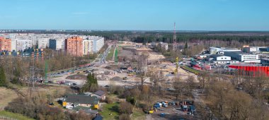 Riga, Letonya 'da büyük bir inşaat alanı, inşaat halindeki yollar ve köprüler, konut binaları, bir kule ve orman alanlarıyla çevrili..