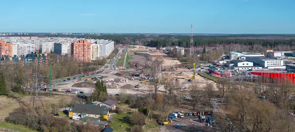 Riga, Letonya 'da büyük bir inşaat alanı, inşaat halindeki yollar ve köprüler, konut binaları, bir kule ve orman alanlarıyla çevrili..
