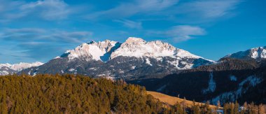 İtalya 'nın Güney Tyrol kentindeki Dolomite sıradağları, altında sık ve yeşil bir orman ve açık çayırlar bulunan temiz bir gökyüzünün altında kar örtülü zirveler barındırır..