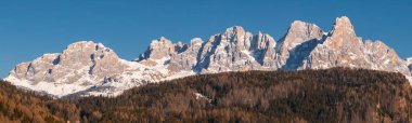 Güney Tyrol, İtalya 'daki Dolomite Dağları engebeli, karla kaplı zirveleri sonsuz yeşil ve yaprak döken ağaçlardan oluşan sık bir ormanın üzerinde yükseliyor..