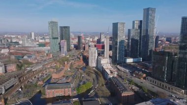 Manchester, İngiltere 'nin havadan görünüşü, Beetham Tower gibi gökdelenler, tarihi ve modern mimari, demiryolları ve açık gökyüzü altında kanallar.