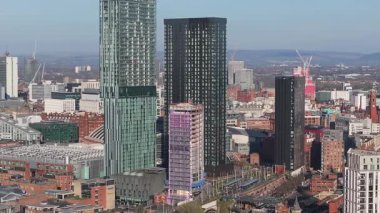 Manchester, İngiltere 'nin hava görüntüsü, modern ve tarihi mimari, tren ve altyapı boyunca yayılıyor..