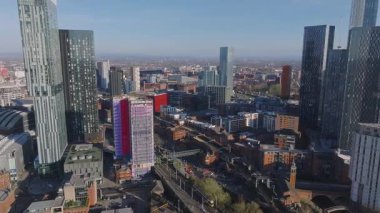 Manchester, İngiltere 'nin havalimanı Beetham Kulesi' ni, gökdelenleri, tren raylarını, yolları ve devam eden vinç ve kırmızı aksanlı binasını gösteriyor..