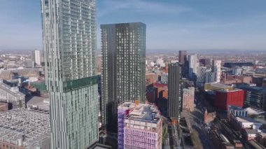 Manchester, İngiltere 'nin hava manzarası, Beetham Kulesi gibi gökdelenler, modern mimari, demiryolu rayları ve canlı bir şehir manzarası..