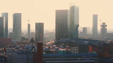 Manchester, İngiltere 'nin hava görüntüsü, modern gökdelenleri, vinçleri ve daha eski binaları gösteriyor..