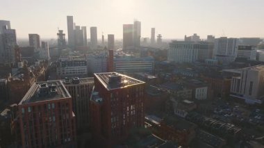 Manchester, İngiltere 'nin hava görüntüsü, modern gökdelenleri, Beetham Kulesini, tarihi kırmızı tuğla binaları ve açık bir günde insansız hava aracı hareketini gösteriyor..
