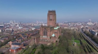 Liverpool Katedrali 'nin havadan görünüşü Gotik mimarisi, yemyeşil yeşilliği, şehir sokakları ve Radio City Tower ve River Mersey gibi şehir simgeleri..