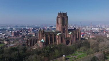 Liverpool 'un Gotik tarzı Liverpool Katedrali, şehir binaları, Radyo Şehir Kulesi, yeşil alanlar ve yerleşim alanlarını gösteren hava manzarası.