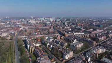 Merkezi Metropolitan Katedrali olan Liverpool 'un tarihi ve modern binalarla çevrili havadan görünüşü açık gökyüzü altında geniş bir hareketle.