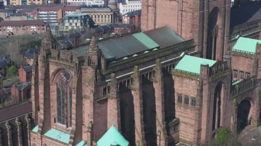 Liverpool Katedrali 'nin havadan görünüşü Gotik mimarisi, yeşil bakır çatıları ve çevreleyen kentsel yerleşim alanları ve ağaç kaplı caddeleriyle.