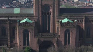 Gotik Diriliş mimarisi ile Liverpool Katedrali 'nin hava manzarası kentsel alanları, Mersey Nehri ve uzak sanayi bölgelerini gösteriyor..