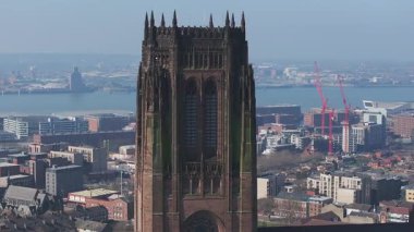 Liverpool Katedrali 'nin Gotik Diriliş tasarımı, St. John' s Beacon ve Mersey Nehri manzaralı şehir manzarasına dönüşüyor..