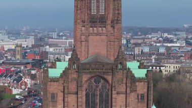 Liverpool Katedrali 'nin şehir manzaraları, modern ve tarihi binalar ve dinamik şehir manzarası ile çevrili Gotik mimarisi ile hava görüntüsü..