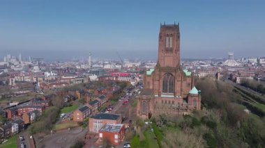 Liverpool Katedrali, şehir ve yerleşim alanları, ağaçlarla kaplı caddeler ve açık gökyüzünün altındaki Metropolitan Katedrali 'nin hava görüntüsü.