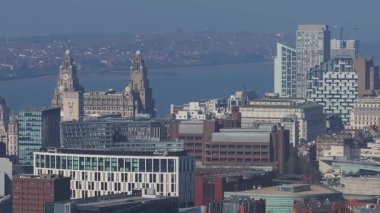Liverpool 'un batı kulesi, St. John' s Beacon, Mersey nehri ve hareketli tarihi ve modern mimarinin hava manzarası..