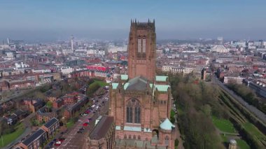 Liverpool 'un havadan görünüşü Gotik Liverpool Katedrali' ni, modern Metropolitan Katedrali 'ni, kentsel alanları ve açık mavi gökyüzünün altındaki yeşil alanları gösteriyor..