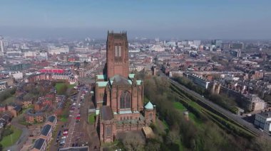 Liverpool 'un Gotik stili Liverpool Katedrali, modern mimari ve kentsel manzarasının pürüzsüz tabanlı görüntüsü.