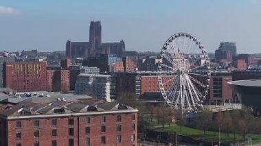 Liverpool 'un havadan görünüşü Liverpool Katedrali, Liverpool Çarkı, MandS Bankası Arena, sokaklar ve çevresindeki yeşillikleri gösteriyor..
