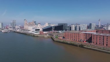 Liverpool 'un üç zarafeti, Liverpool Müzesi, Mann Adası kompleksi ve açık gökyüzünün altındaki Mersey Nehri' nin hava görüntüsü..