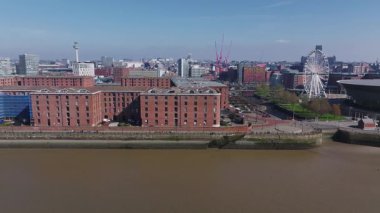 Albert Dock, River Mersey, Radio City Tower, Liverpool Katedrali, dönme dolap ve kentsel gelişim ile birlikte Liverpool 'un havadan görüntüsü.