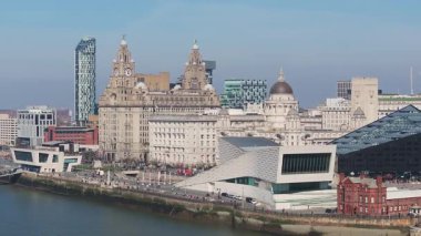 Liverpool 'un liman manzarası Kraliyet Karaciğer Binası, Liverpool Limanı ve Mersey Nehri' ni gösteren pürüzsüz bir tavayla gösteriliyor..