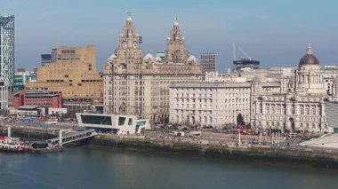 Liverpool 'un havadan görünüşü, Liverpool Limanı, Liverpool Limanı ve Liverpool Müzesi ile şehir aktivitelerini gözler önüne seriyor..