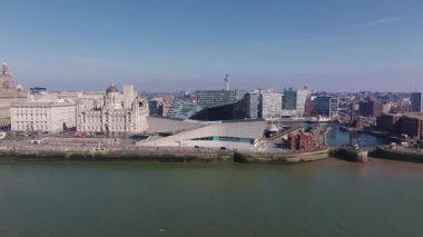 Liverpool 'un rıhtımının üç zarafeti, Liverpool Müzesi, Mersey Nehri ve uzaktaki Liverpool Katedrali' nin havadan görünüşü..