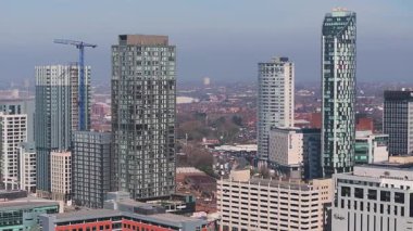 Albert Rıhtımı, modern binalar, su yolları, rüzgar türbinleri ve hareket halindeki bir inşaat vincinin yer aldığı Liverpool 'un deniz manzarası..