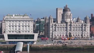 Liverpool 'un liman manzarası modern ufuk çizgisi, tarihi kilise kulesi, Mersey Nehri, sokaklar ve köprüler üzerindeki kentsel faaliyet..