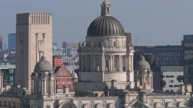 Liverpool 'un Kraliyet Karaciğer Binası' nı, Radyo Şehir Kulesi 'ni ve tarihi ve modern mimarinin bir karışımını gösteren geniş bir hava görüntüsü..