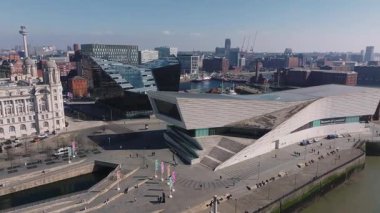Liverpool Müzesi 'nin, Three Graces' in, Pier Head 'in, kırmızı otobüslerin, park edilmiş arabaların ve Radio City Tower' ın açık gökyüzünün altında sergilendiği hava manzarası..