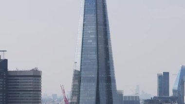 Londra 'daki Çömlek' in havadan görünüşü cam kaplı tasarımını ve kulesini gözler önüne seriyor. Kamera, mimari ayrıntıları vurguluyor..