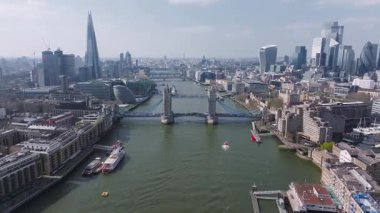 Tower Bridge, Thames Nehri, hareket eden tekneler, Çömlek ve Gherkin ve Walkie Talkie gibi modern gökdelenlerin yer aldığı Londra hava manzarası..