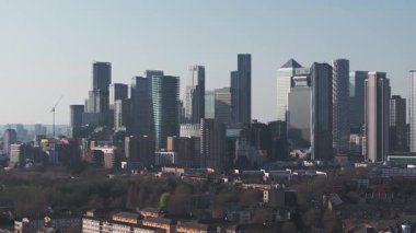 Gherkin, Canary Wharf gökdelenleri, tekneli Thames Nehri ve modern ve geleneksel mimarinin karışımının yer aldığı Londra 'nın hava manzarası..