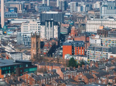 Liverpool 'un St. Luke Kilisesi, St. George' s Hall, Radio City Tower, kırmızı tuğlalı evler ve modern mimarinin hava manzarası..