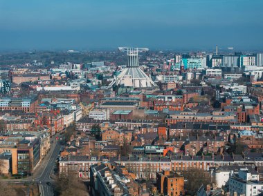 Liverpool 'un tarihi tuğla binalar, sokaklar ve açık gökyüzü altında yüksek binalarla çevrili modernist Liverpool Metropolitan Katedrali' nin hava manzarası.