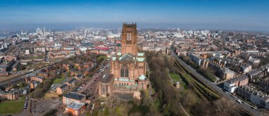 Liverpool 'un havadan görünüşü Gotik Liverpool Katedrali' ni vurguluyor, Mersey Nehri, Kraliyet Liver Binası ve şehir simgeleri uzaklarda..