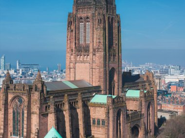 Liverpool Katedrali 'nin havadan görünüşü Gotik Diriliş mimarisi, bakır yeşil çatılar ve kumtaşı tonlarıyla Liverpool' un şehir manzarası ve deniz manzarasına karşıdır..