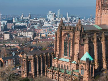 Liverpool 'un Gotik Diriliş Liverpool Katedrali' nin hava manzarası Kraliyet Liver Binası ile modern gökyüzü çizgisi ve çevreleyen yeşillik..