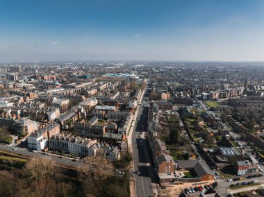 Liverpool 'un havadan görünüşü teraslı evleri, yeşil alanları ve şehir manzarası olan merkez yol boyunca modern binaları gösteriyor..