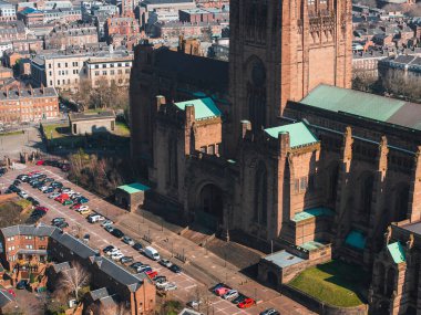 İngiltere 'deki Liverpool Katedrali' nin havadan görünüşü, Gotik Diriliş mimarisi, yeşil bakır çatıları ve şehrin arka plandaki kentsel yerleşimi sergileniyor..