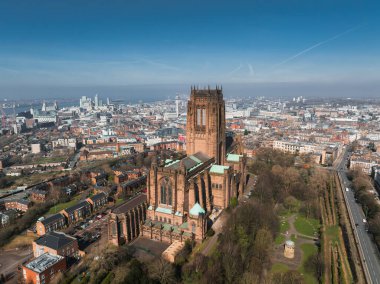 Liverpool 'un Gotik Uyanış Katedrali, şehir silueti, ikonik kıyı şeridi, yeşil alanlar ve açık mavi gökyüzü görüntüsü..