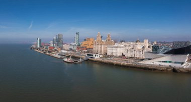 Liverpool 'un liman manzarası, Kraliyet Karaciğer Binası, Cunard Binası, Liverpool Limanı ve Mersey Nehri yakınlarındaki Liverpool Müzesi..