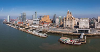 Liverpool 'un Kraliyet Karaciğer Binası' nı, Liverpool Limanı 'nı modern gökdelenleri, Mersey Nehri' ni ve kenetlenmiş bir feribotu gösteren hava manzarası..