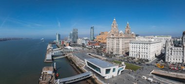 Liverpool Kraliyet Karaciğer Binası, Liverpool Limanı ve Mersey Nehri yakınındaki Liverpool Müzesi 'nin havadan görüntüsü..